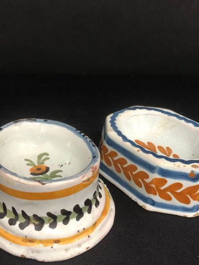 NEVERS :
Important earthenware lot:
- Two...