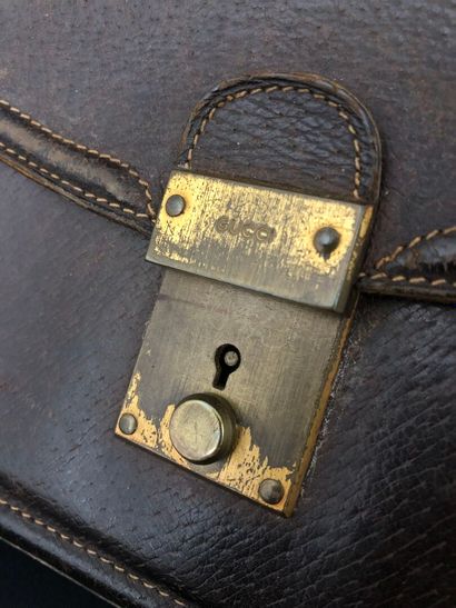 GUCCI : 
Brown leather clutch bag with flap,...