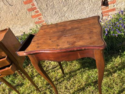TABLE DE MILIEU en acajou et placage d'acajou,...