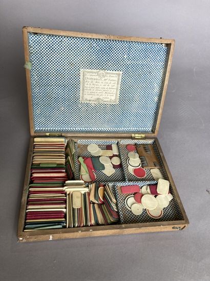 BOÎTE DE JETONS en bois, les jetons en os...