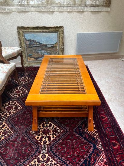 Low wooden TABLE.
120 x 60 x 40 cm.
As is.
By...