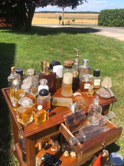 IMPORTANT LOT de flacons de parfum, miniatures,...