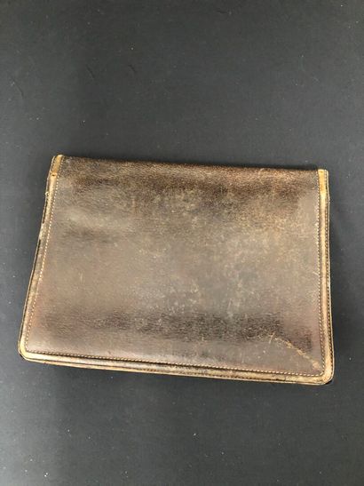 GUCCI : 
Brown leather clutch bag with flap,...