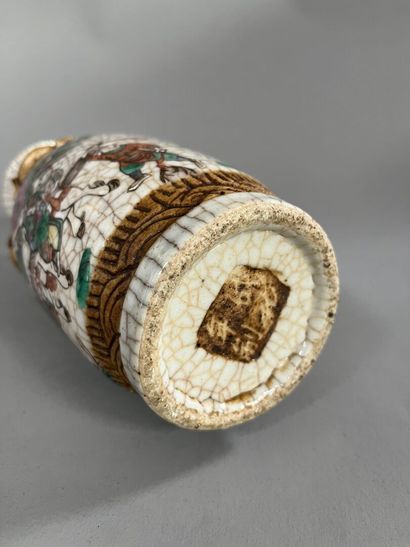 CHINE - Vers 1890-1910 :
VASE NANKIN de forme...