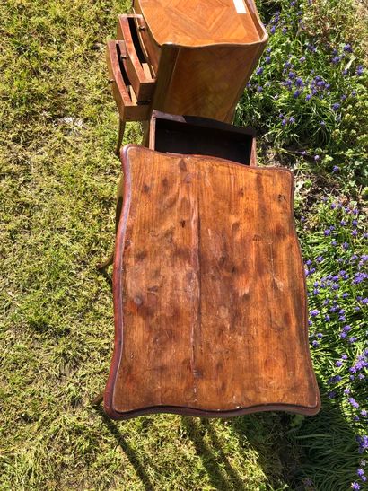 TABLE DE MILIEU en acajou et placage d'acajou,...