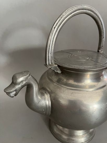 Baluster-shaped pewter DOURNE with bird-head...
