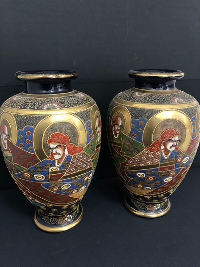 JAPON - MODERNE :
PAIRE DE VASES en porcelaine...