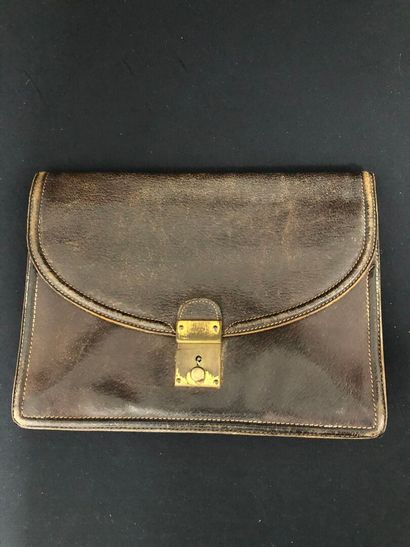 GUCCI : 
Brown leather clutch bag with flap,...