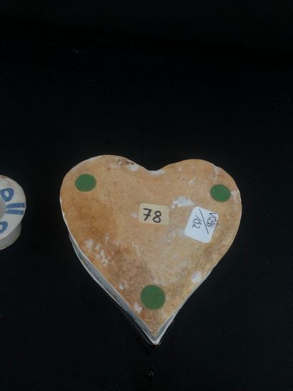 NEVERS :
Important earthenware lot:
- Two...