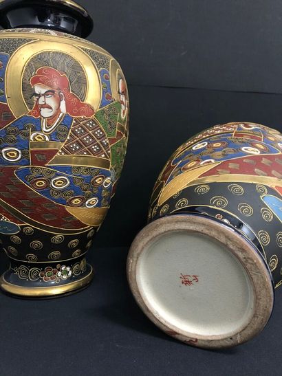 JAPON - MODERNE :
PAIRE DE VASES en porcelaine...