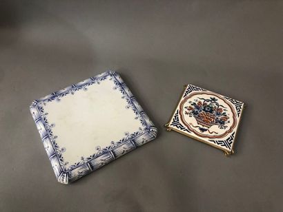 LOT of two PLATES BENEATH:
- 1 square decorated...