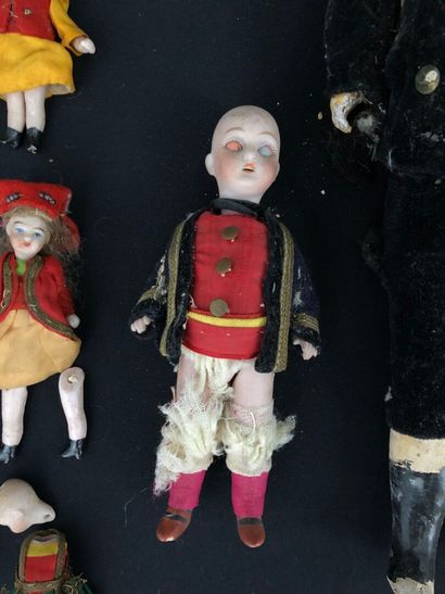 LOT de mignonnettes. 
Têtes et corps en biscuit.
H...