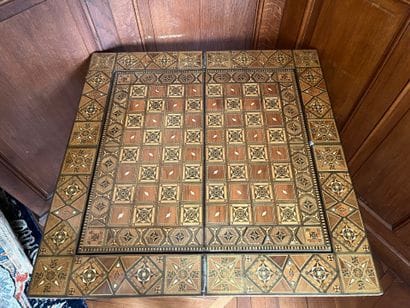 SYRIA :
Inlaid game table with mother-of-pearl...