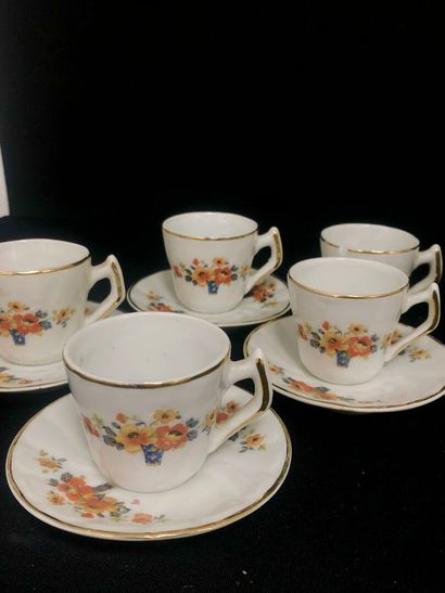 DINETTE : Partie de service à café en porcelaine...