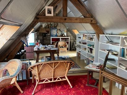 LIBRARY including :
- modern, white-painted...