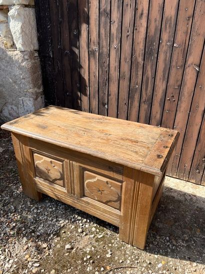COFFRE en chêne naturel mouluré à décor de...