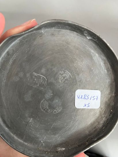 Baluster-shaped pewter DOURNE with bird-head...