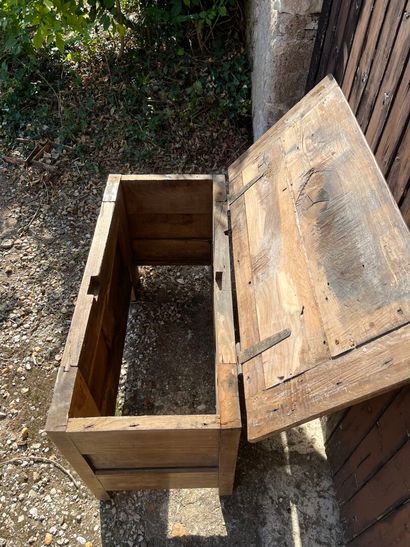 COFFRE en chêne naturel mouluré à décor de...