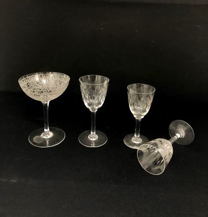BACCARAT :
Crystal glassware set including:
-...