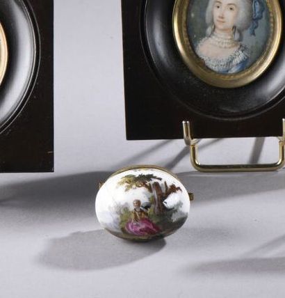 Porcelain BOX TOP with polychrome decoration...