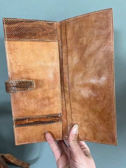 LOT of leather bags including :
- a satchel...