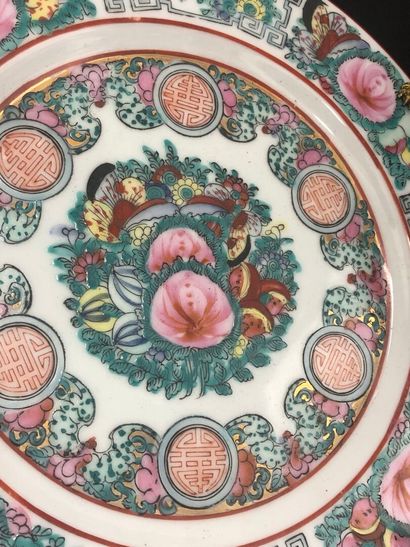 CHINE :
LOT comprenant une assiette plate...