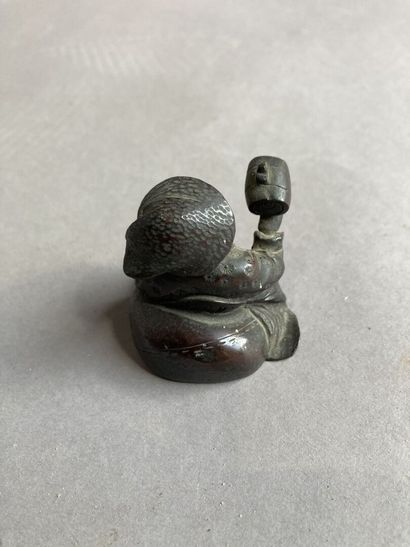 JAPON :
PETIT SUJET en bronze à patine brune...
