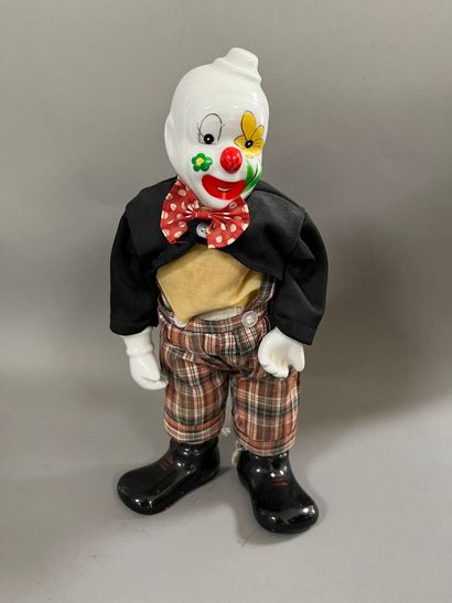 POUPEE représentant un clown.
Automate, tête...
