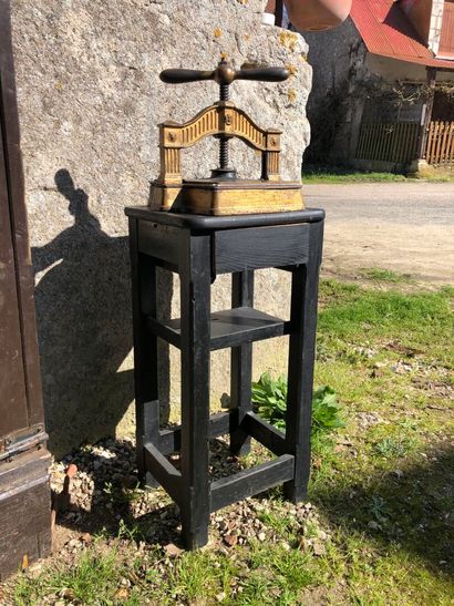 PRESSE A RELIURE en métal fixé sur un meuble...