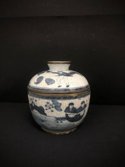 CHINE - XXe siècle : 
Bol couvert en porcelaine...