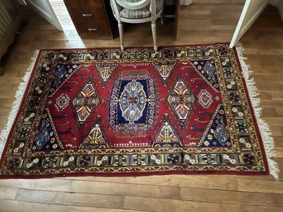 IRAN :
Persian carpet.
193 x 128 cm.
As is.
By...