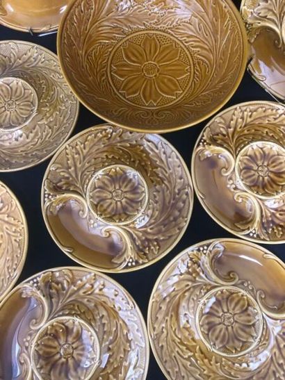 GIEN :
Earthenware artichoke serving set:
8...