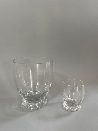 TRAVAIL MODERNE :
Suite de douze verres à...