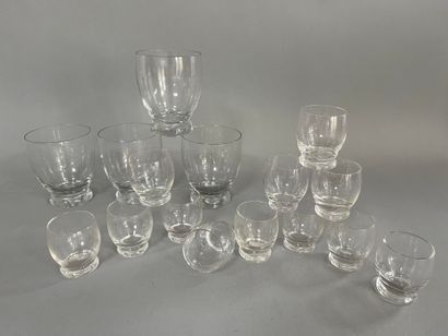 TRAVAIL MODERNE :
Suite de douze verres à...