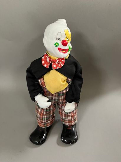 POUPEE représentant un clown.
Automate, tête...