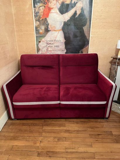 Red velvet two-seater sofa.
Modern work.
185...