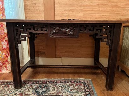 In the taste of China:
Writing table with...