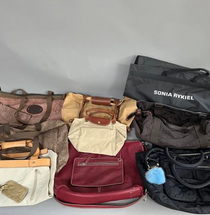 IMPORTANT LOT of handbags and travel bags...
