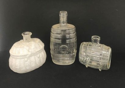 LOT de 3 carafes publicitaires en verre représentant...
