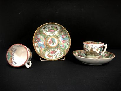 CHINE - CANTON : 
Paire de coupelles en porcelaine...