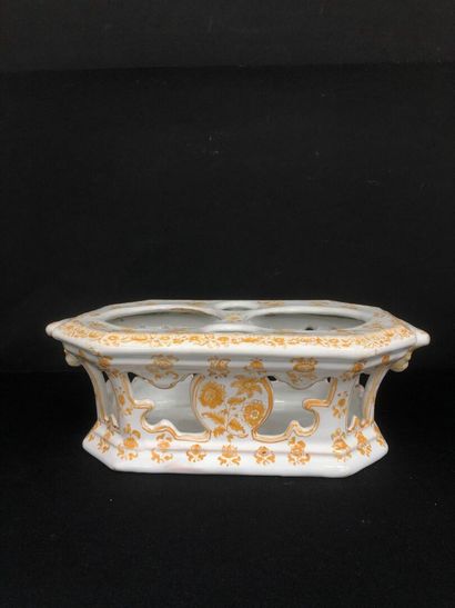 MOUSTIERS :
An openwork earthenware oil stand...