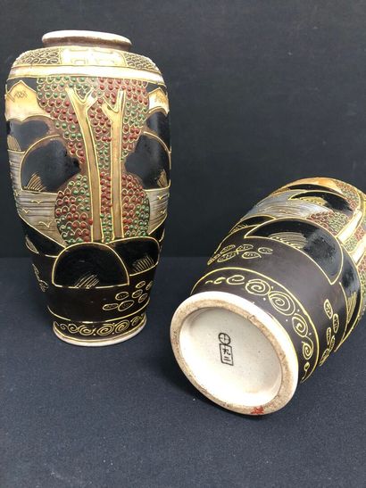JAPON - MODERNE :
PAIRE DE VASES en porcelaine...