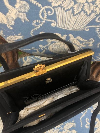 DUC:
Handbag in black palatine velvet, clasp...