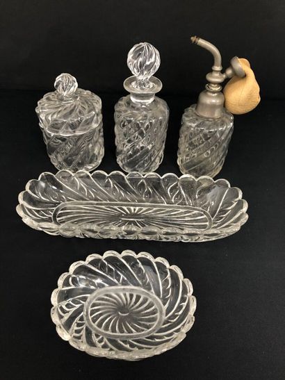 LOT comprenant :
BACCARAT, partie de garniture...