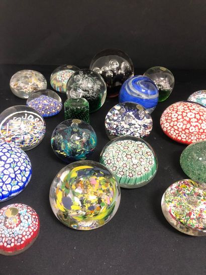 LOT de 19 sulfures en verre soufflé.