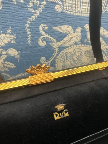 DUC:
Handbag in black palatine velvet, clasp...