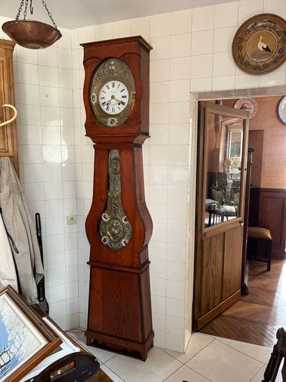 Comtoise CLOCK in walnut (?) with violin...