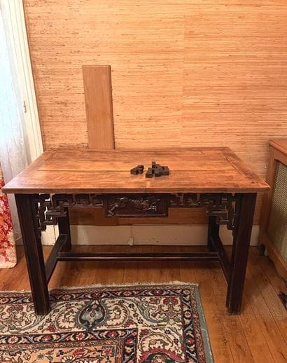 In the taste of China:
Writing table with...