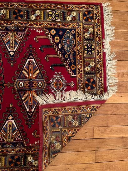 IRAN :
Persian carpet.
193 x 128 cm.
As is.
By...