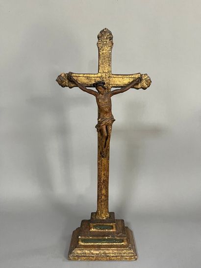 CHRIST EN CROIX en bois sculpté, doré et...